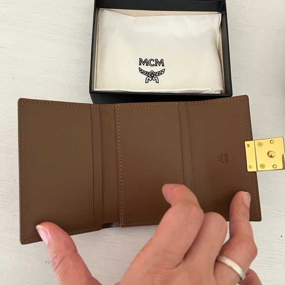 NWT MCM Patricia Logo Trifold Leather Wallet-Toffee - Picture 4 of 7